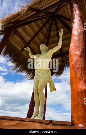 Statue Jesu auf der Plattform mit Palapa-Dach, das über den Hafen in Telchac Puerto Yucatan Mexiko blickt Stockfoto