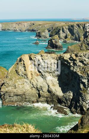 Die Trescore Inseln vor Porthcothan an der Küste von Cornwall, England Stockfoto