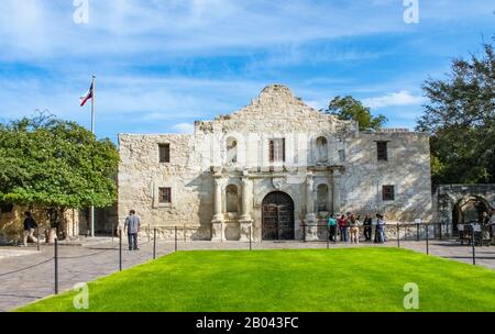 Das historische Alamo, in dem die berühmte Schlacht stattfand, und Touristen, die darauf warteten, San Antonio Texas USA 10 18 2012 zu betreten Stockfoto