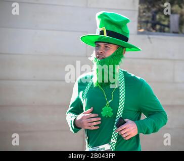 Tulsa USA 3-16-2019 Mann gekleidet wie Leprechaun mit grünem Bart und Hutjoggen im jährlichen Saint Patrick's Day Run Stockfoto