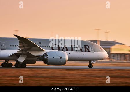 Prag, Tschechische Republik - Januar 21, 2020: Qatar Airways Boeing 787 Dreamliner hebt ab von Vaclav Havel Flughafen Prag in der Tschechischen Republik am Januar Stockfoto