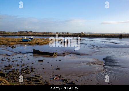 Fleetwood, Lancs - Die Fischereiindustrie nimmt bei Ebbe in der Nähe des Flusses Wyre Boote ab Stockfoto