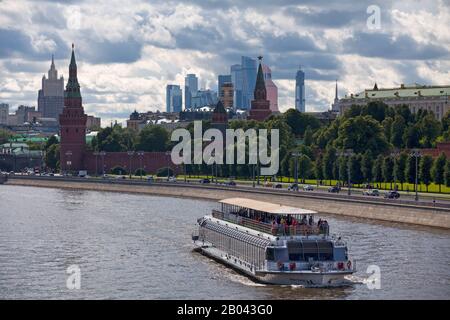 Moskau, Russland - 07. Juli 2018: Boot auf der Moskwa, das an der Moskauer Kremlmauer vorbeiführt. Stockfoto
