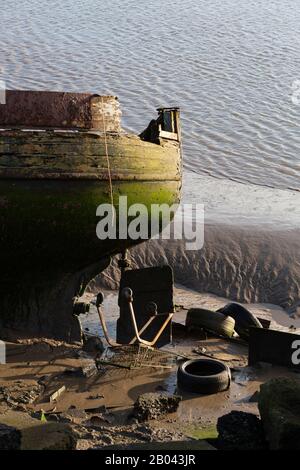 Fleetwood, Lancs - Die Fischereiindustrie nimmt bei Ebbe in der Nähe des Flusses Wyre Boote ab Stockfoto