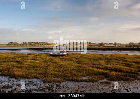 Fleetwood, Lancs - Die Fischereiindustrie nimmt bei Ebbe in der Nähe des Flusses Wyre Boote ab Stockfoto