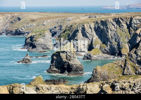 Die Trescore Inseln vor Porthcothan an der Küste von Cornwall, England Stockfoto