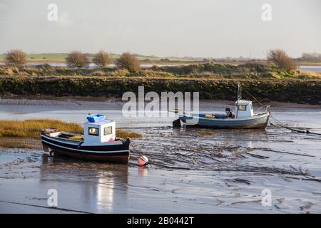 Fleetwood, Lancs - Die Fischereiindustrie nimmt bei Ebbe in der Nähe des Flusses Wyre Boote ab Stockfoto