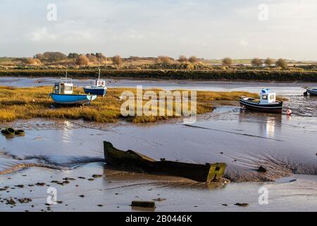 Fleetwood, Lancs - Die Fischereiindustrie nimmt bei Ebbe in der Nähe des Flusses Wyre Boote ab Stockfoto