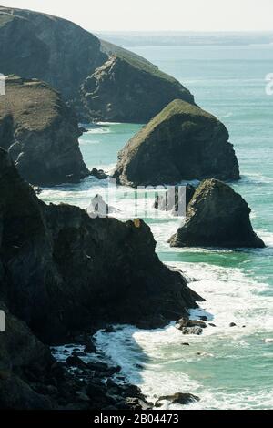 Die Trescore Inseln vor Porthcothan an der Küste von Cornwall, England Stockfoto