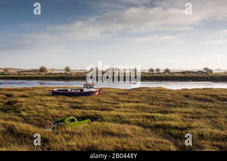 Fleetwood, Lancs - Die Fischereiindustrie nimmt bei Ebbe in der Nähe des Flusses Wyre Boote ab Stockfoto