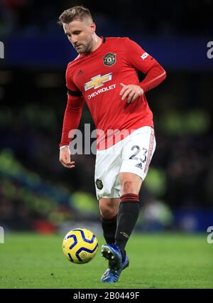 Luke Shaw von Manchester United während des Premier-League-Spiels in Stamford Bridge, London im Einsatz. Stockfoto