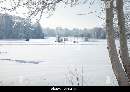 Eisfischerhäuser am Minnesota See am hellen Wintertag Stockfoto