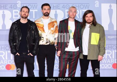 Will Farquarson, Kyle Simmons, Dan Smith und Chris Wood of Bastille kommen bei den Brit Awards 2020 in der O2 Arena in London an. Stockfoto