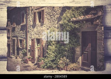 Postkarte im Vintage-Stil der Toskana Straße im Frühling / Enge Straße der italienischen Kleinstadt Cortona mit Steinhäusern Stockfoto