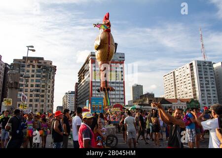 Recife/Pernambuco/Brasilien. Februar 2018. Straßenkarneval im Zentrum von Recife mit der riesigen Marionette des Blocks "Galo da Madrugada". Stockfoto