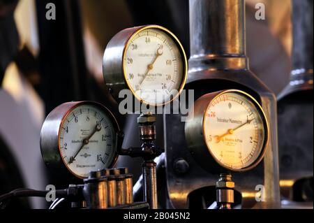 Drei alte Manometer/Manometer aus alter Dampfmaschine Stockfoto