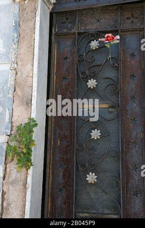 Detail der Grabstätte auf dem Friedhof La Recoleta, einem Friedhof in der Gegend von Recoleta in Buenos Aires in Argentinien. Es enthält die Gräber Inc Stockfoto