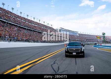 US-Präsident Donald Trump und First Lady Melania Trump fahren in der Präsidentenlimousine, während sie eine Temporunde vor dem Start des NASCAR Daytona 500 Autorennen auf dem Daytona International Speedway 16. Februar 2020 in Daytona Beach, Florida, machen. Neben der Temporunde diente Trump als offizieller Starter des Automobilrennens. Stockfoto