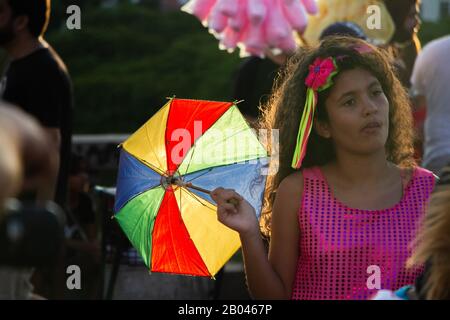 Recife/Pernambuco/Brasilien. Februar 2018. Straßenkarneval im Zentrum von Recife mit der riesigen Marionette des Blocks "Galo da Madrugada". Stockfoto