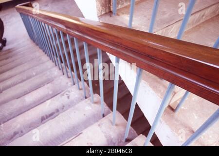 Rangpur, Bangladesch. Februar 2020. Treppenhaus mit Holzgeländer.Treppe in einem modernen Hochschulgebäude.Luxury, individuell angepasstes Zuhause. W Stockfoto