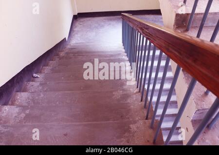 Rangpur, Bangladesch. Februar 2020. Treppenhaus mit Holzgeländer.Treppe in einem modernen Hochschulgebäude.Luxury, individuell angepasstes Zuhause. W Stockfoto