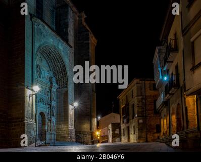 Parroquia de Santo Tomás (Pfarrkirche St. Thomas der Apostel) und Plaza de la Iglesia in Haro, La Rioja, Spanien, nachts Stockfoto