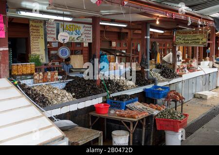 Marktszene mit Meeresfrüchten steht in der Markthalle in Angelmo, Puerto Montt im Süden Chiles. Stockfoto