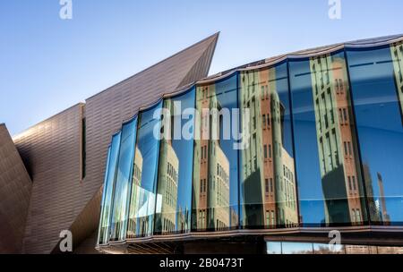 Wiederaufbau des Denver Art Museum, Denver, Colorado, architektonischen Details. Neue Glas Gebäude mit schönen Reflexionen zwischen den scharfen entfernt Stockfoto