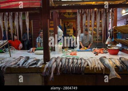 Marktszene mit frischem Fisch in der Markthalle in Angelmo, Puerto Montt im Süden Chiles. Stockfoto