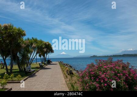 Blick auf den Llanquihue See und den Osorno (Vulkan) von Puerto Varas im Lake District bei Puerto Montt, Chile. Stockfoto