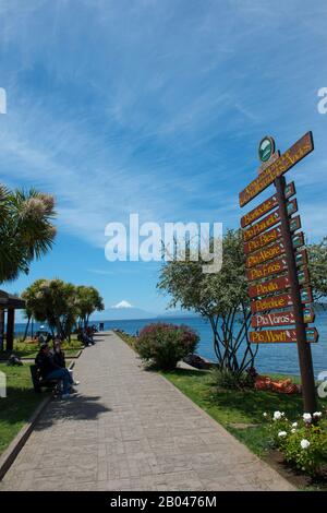 Blick auf den Llanquihue See und den Osorno (Vulkan) von Puerto Varas im Lake District bei Puerto Montt, Chile. Stockfoto