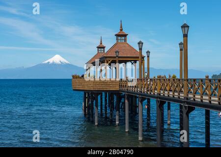 Pier in Frutillar, einer kleinen Stadt am Llanquihue-See im Lake District bei Puerto Montt, Chile mit Osorno-Vulkan im Hintergrund. Stockfoto