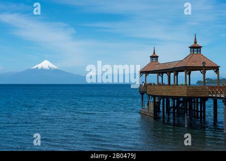 Pier in Frutillar, einer kleinen Stadt am Llanquihue-See im Lake District bei Puerto Montt, Chile mit Osorno-Vulkan im Hintergrund. Stockfoto