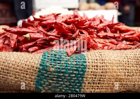 Rote Paprika in einer Leinwandtasche auf einem Straßenmarkt in Indien Stockfoto