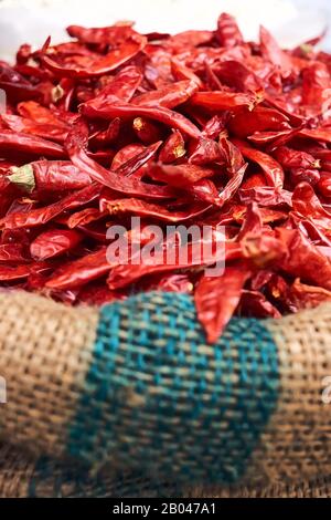 Rote Paprika in einer Leinwandtasche auf einem Straßenmarkt in Indien Stockfoto