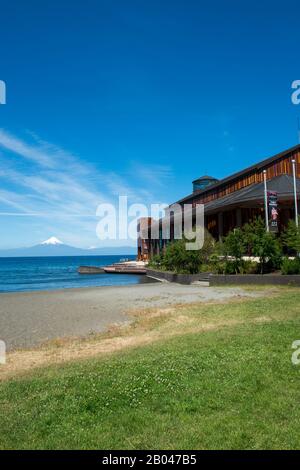 Das Theater del Lago (Theater der Seen) in Frutillar, einer Kleinstadt am Llanquihue-See im Lake District bei Puerto Montt, Chile mit Osorno Vo Stockfoto