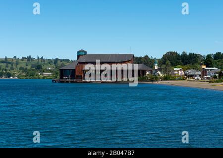 Blick auf das Theater del Lago (Theater der Seen) in Frutillar, einer Kleinstadt am Llanquihue-See im Lake District in der Nähe von Puerto Montt, Chile. Stockfoto