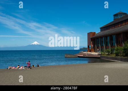 Das Theater del Lago (Theater der Seen) in Frutillar, einer Kleinstadt am Llanquihue-See im Lake District bei Puerto Montt, Chile mit Osorno Vo Stockfoto