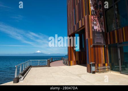 Das Theater del Lago (Theater der Seen) in Frutillar, einer Kleinstadt am Llanquihue-See im Lake District bei Puerto Montt, Chile mit Osorno Vo Stockfoto