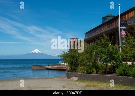 Das Theater del Lago (Theater der Seen) in Frutillar, einer Kleinstadt am Llanquihue-See im Lake District bei Puerto Montt, Chile mit Osorno Vo Stockfoto