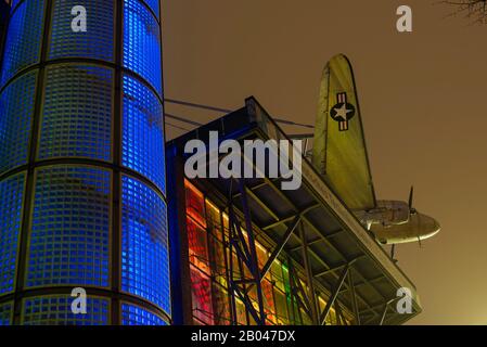 Fassade des Deutschen Technikmuseums in Berlin, Deutschland nachts, Flugzeug, bunt Stockfoto