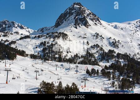 Grau Roig, Andorra: 2018 8. Dezember : Sonnentag in Grau Roig im Skistation Grandvalira in Andorra. Stockfoto