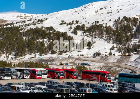 Grau Roig, Andorra: 2018 8. Dezember : Sonnentag in Grau Roig im Skistation Grandvalira in Andorra. Stockfoto