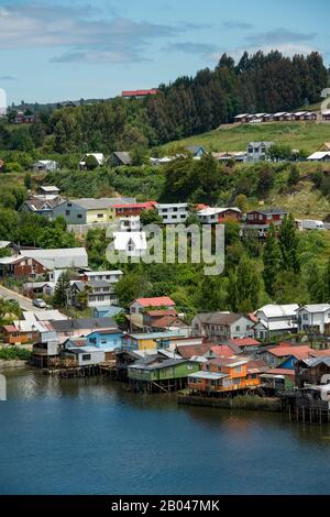 Blick auf Häuser auf Stelzen (Palafito) in der Stadt Castro auf der Chiloe-Insel im Süden Chiles. Stockfoto