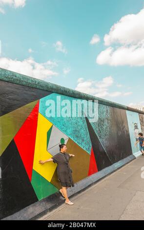 Besucher in der Ostseitengalerie, asian Woman posiert Stockfoto