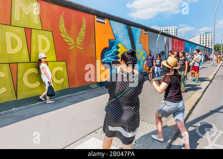 Besucher in der Ostseitengalerie, asian Woman posiert Stockfoto