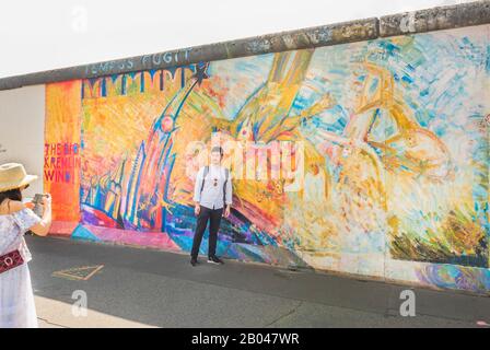 Asiatische Besucher in der Ostseitengalerie posieren und fotografieren Stockfoto