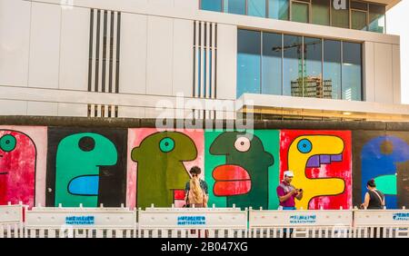 Besucher an der Ostseitengalerie Stockfoto