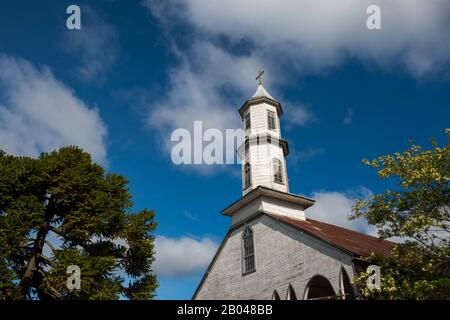 Die Kirche (1750-1790) in Dalcahue, einem UNESCO-Weltkulturerbe, ist eine der ältesten auf Chiloe-Insel in Chile. Stockfoto