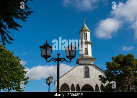 Die Kirche (1750-1790) in Dalcahue, einem UNESCO-Weltkulturerbe, ist eine der ältesten auf Chiloe-Insel in Chile. Stockfoto